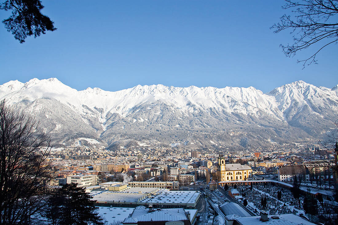 Atmosfera invernale a Innsbruck - sullo sfondo la Nordkette