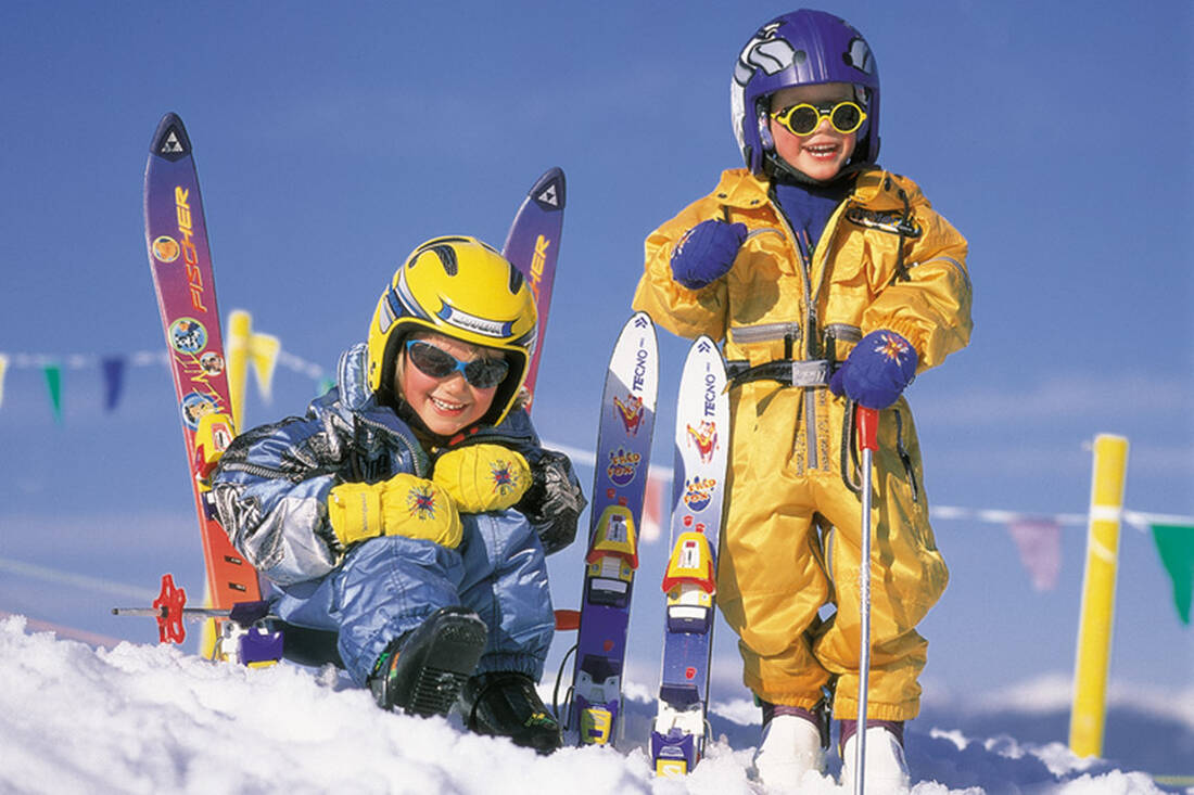Divertimento sugli sci per bambini
