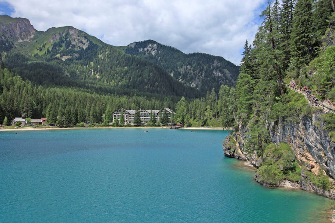 Lago di Braies (1496m) - Passeggiata intorno al lago con hotel e chiesa