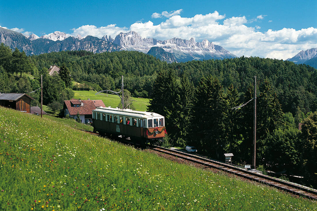 Ferrovia del Renon con il Rosengarten