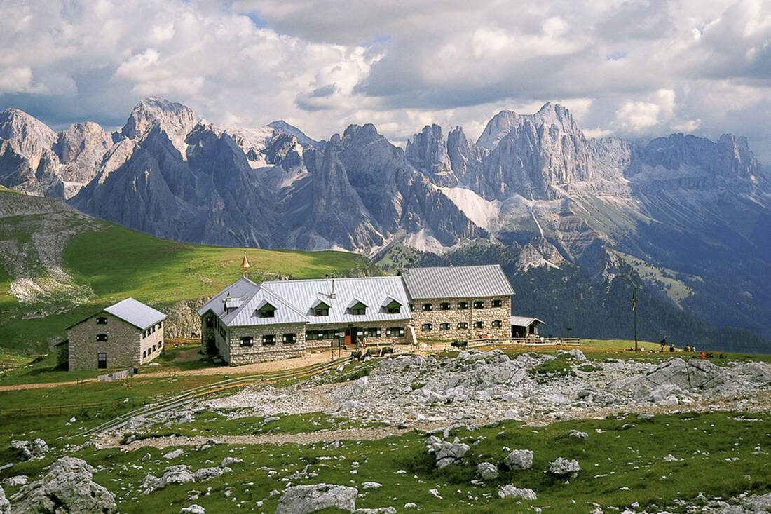 Casa Sciliar (2457 m) con Rosengarten e Latemar