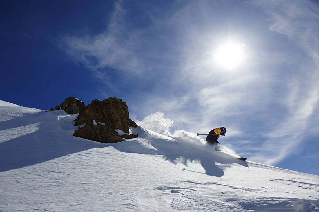 Sciatore sulla cresta della montagna