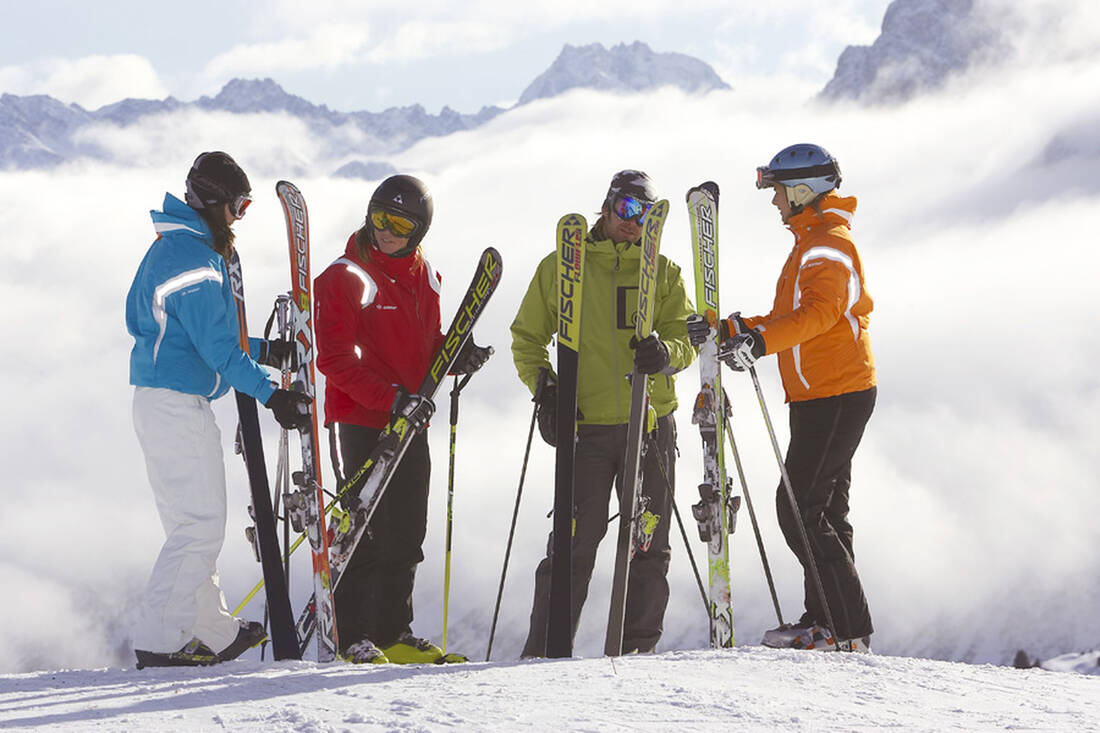 Divertimento sugli sci nell'Alto Adige innevato