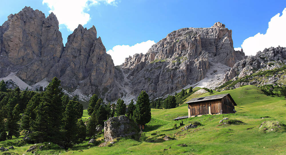 Alto Adige Dolomiti - Passo Sella (2121m) con le punte Cir (2591m)