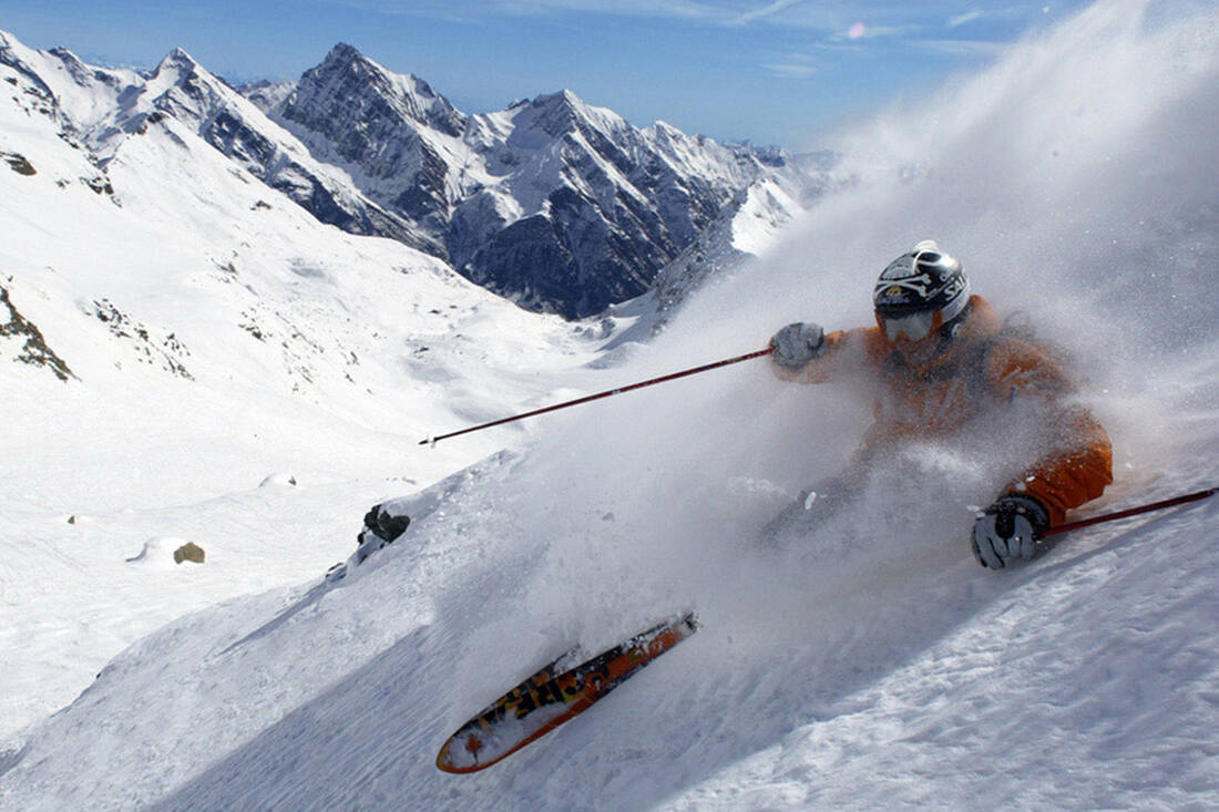 Sciatore nella neve fresca