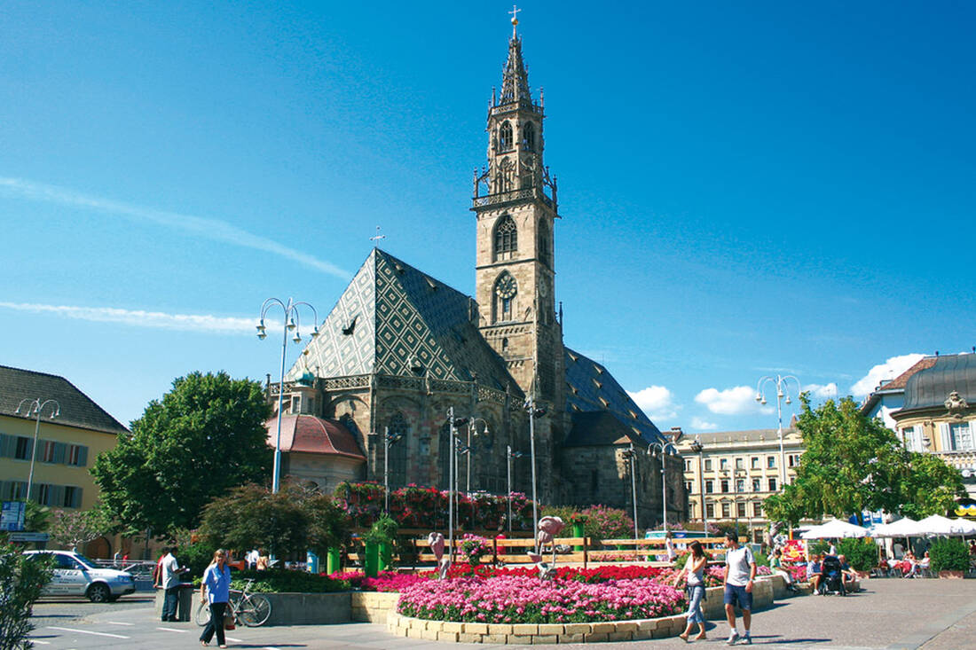 Piazza Walther con la chiesa parrocchiale di Bolzano