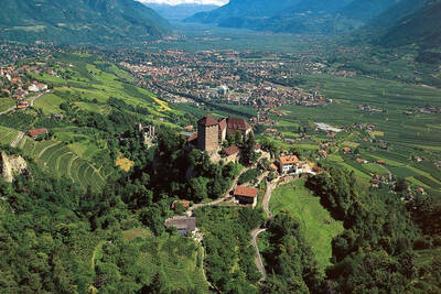 Schloss Tirol und Dorf Tirol