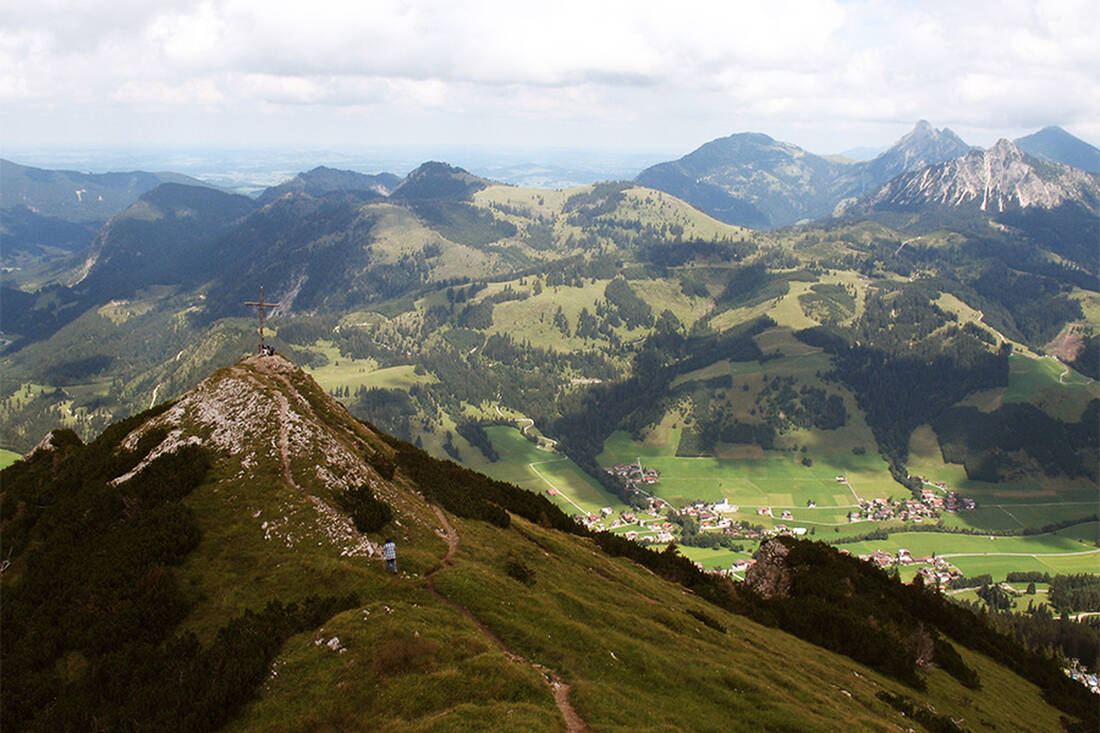 Vista sulla Kühgundspitze (1.852 m) sopra la valle di Tannheim