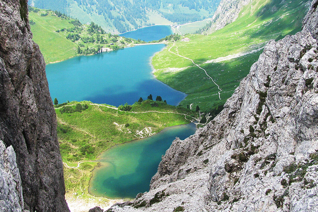 Vista dalla cresta del Lachenspitze sul lago Lache e Traualpsee fino al Vilsalpsee
