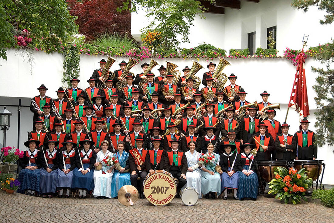 La banda musicale di Parcines è una delle più antiche bande dell'Alto Adige. È stata menzionata per la prima volta in un documento nel 1818 e oggi conta circa 60 membri attivi.