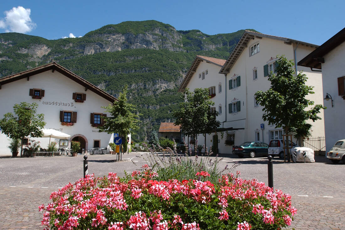 Piazza del villaggio a Cortina sulla strada del vino