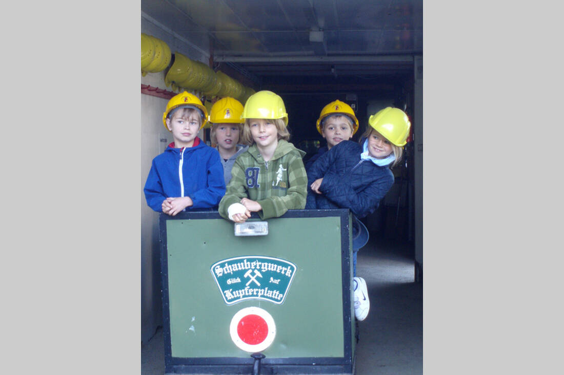 Bambini nel carro nella miniera dimostrativa Kupferplatte