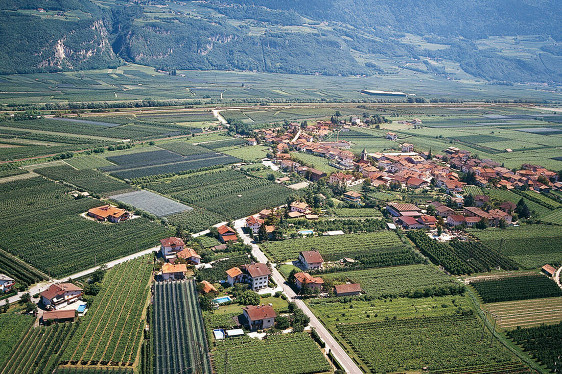 Veduta aerea di Cortina sulla strada del vino