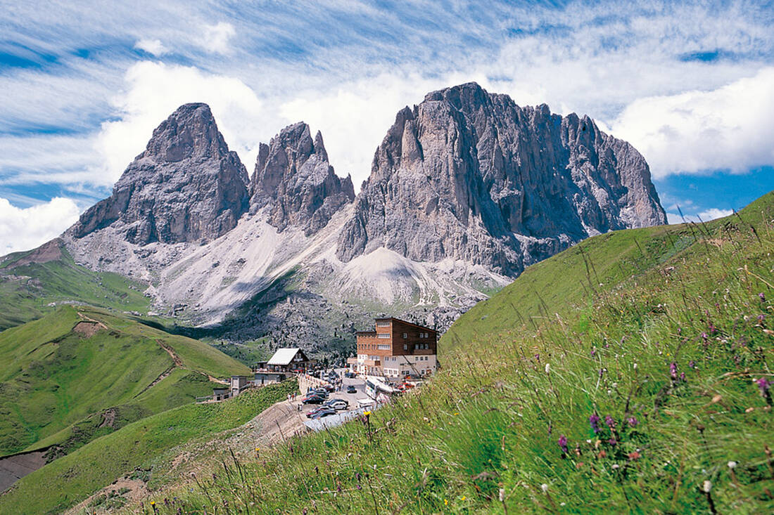 Passo Sella (2.179 m) con il Gruppo del Sassolungo (3.178 m)