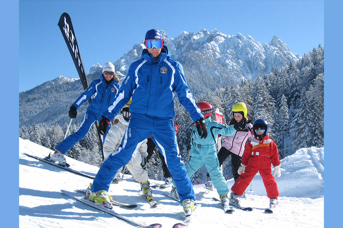 Divertimento nell'imparare a sciare con la scuola di sci a Dobbiaco!