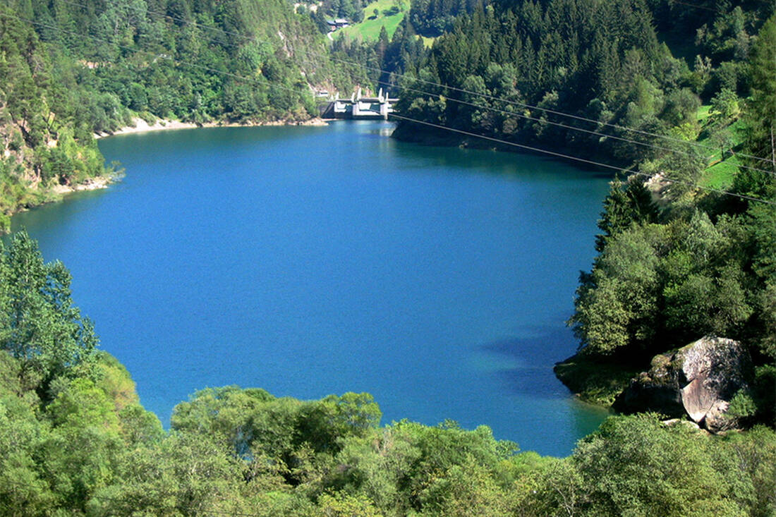 Lago di serbatoio vicino a San Pancrazio in Val d'Ultimo
