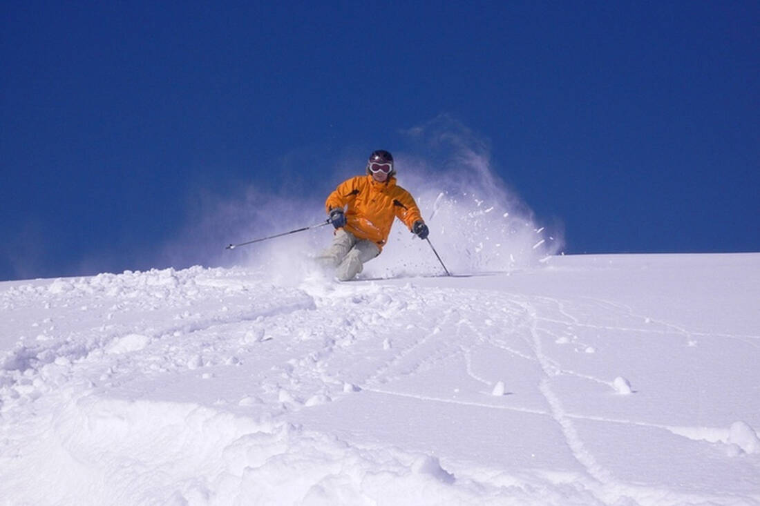 Sciatore su neve fresca