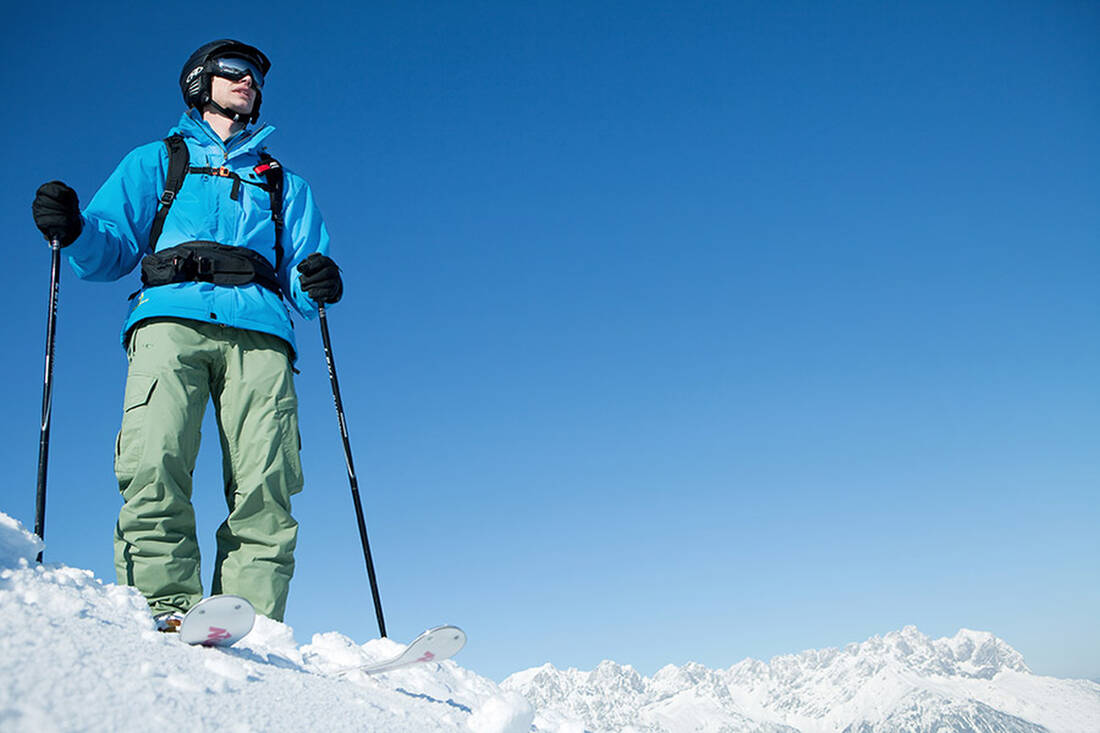 Sciatore su neve fresca nella regione del Wilder Kaiser