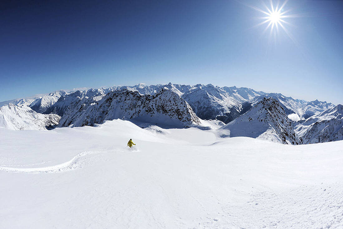 Sciatore su neve fresca in Ötztal