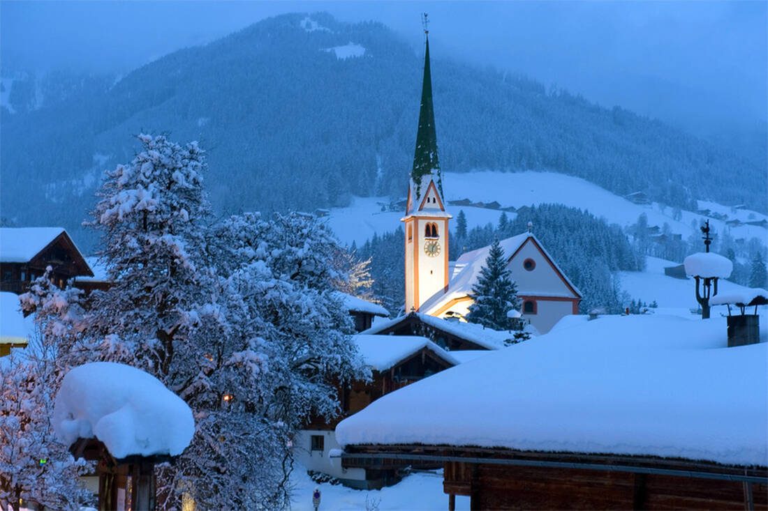 Alpbach invernale di notte