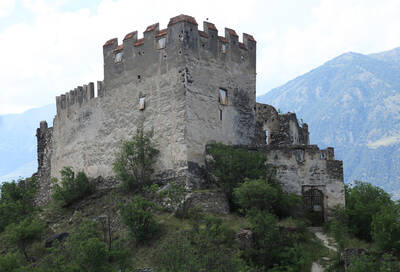 Rovine del castello di Obermontani a Morter vicino a Latsch