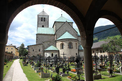 Innichen Romanische Stiftskirche in Innichen (12. Jhdt.)