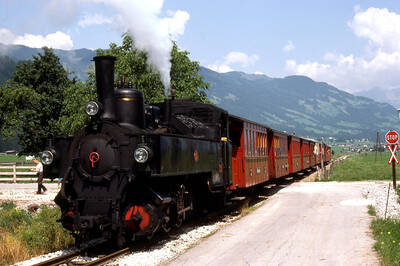 Touristenzug der Zillertalbahn mit Lok 3 